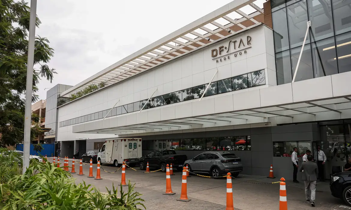 Ele está internado desde o dia 13 de março no hospital DF Star 