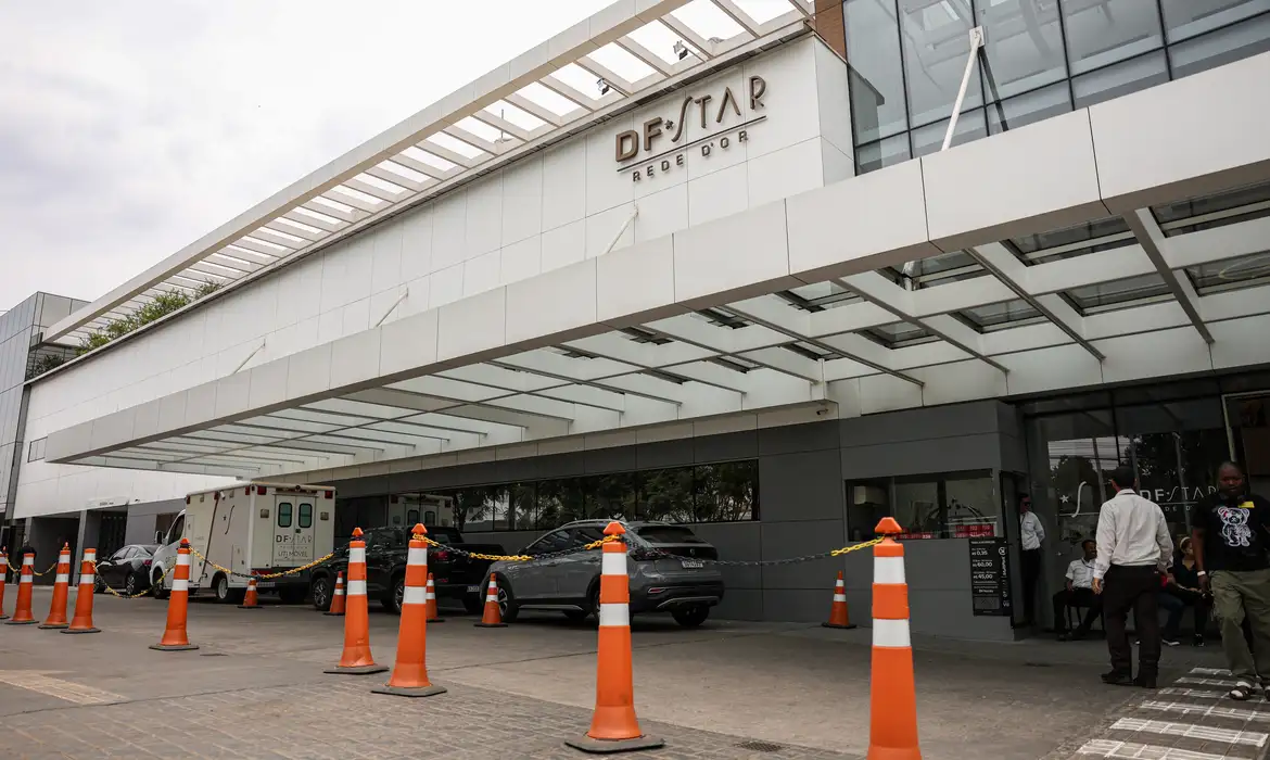 O hospital informou que, apesar do agravamento dos rins, o ex-presidente está clinicamente estável e mantém o tratamento com antibióticos e hidratação por via endovenosa