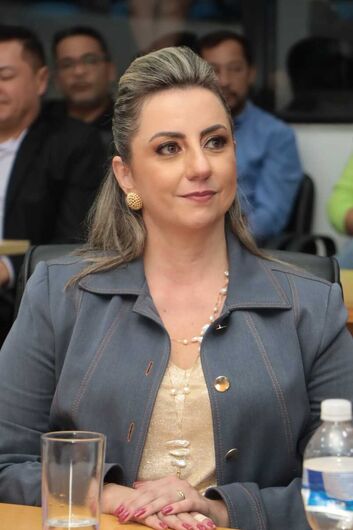 Larissa Ashiuchi é empresária e voluntária atuante em projetos sociais e ações solidárias. Foi primeira-dama de Suzano por oito anos (2017-2024)