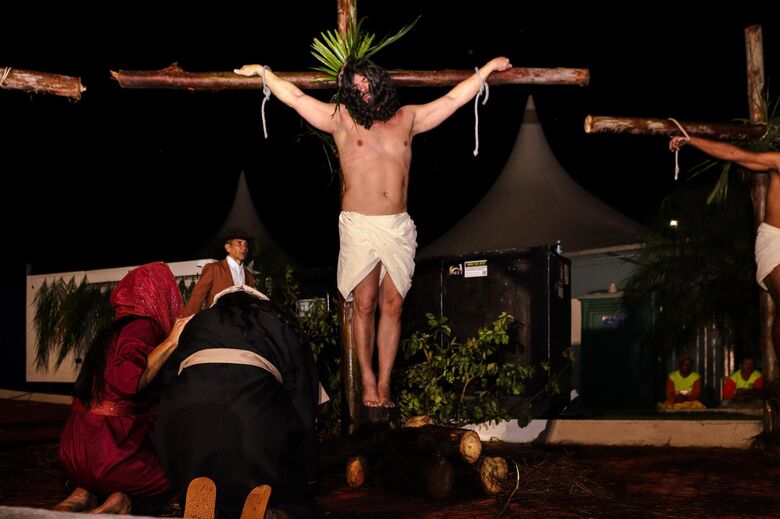 Programações incluem encenações, procissões e celebrações religiosas na Sexta-Feira Santa