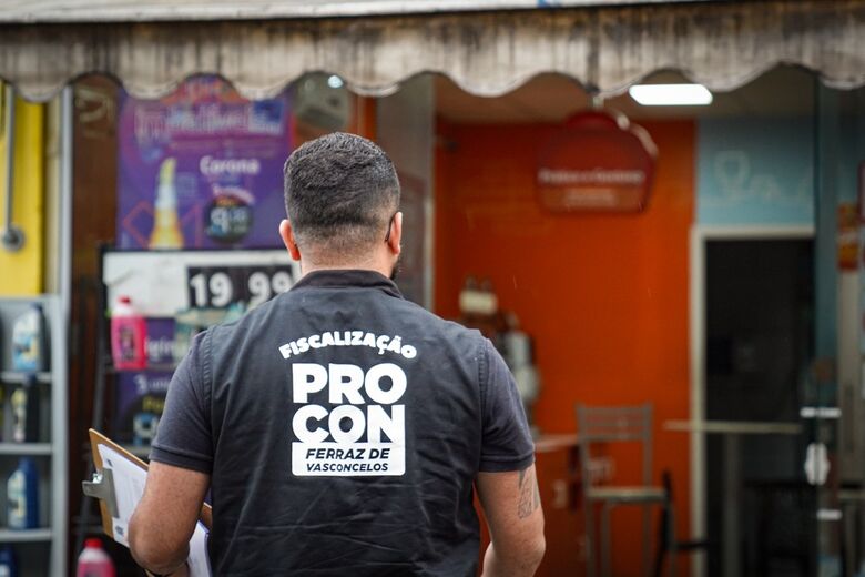 Procon de Ferraz fiscaliza postos de combustível e requisita documentação sobre aumento de preços