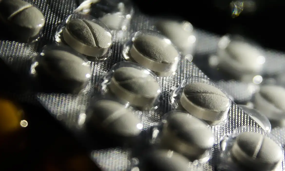 Projeto autoriza a instalação de um setor de farmácias em supermercados 