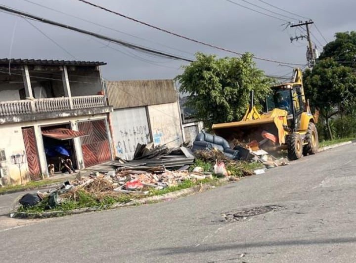 Manutenção realiza ação de zeladoria em ponto de descarte irregular no Boa Vista