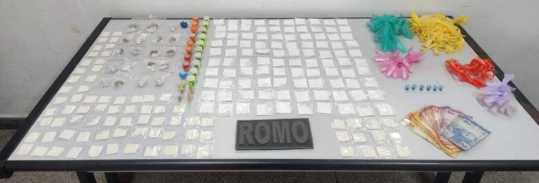 Foram apreendidas 1.054 porções de drogas, R$ 322 e um aparelho telefônico