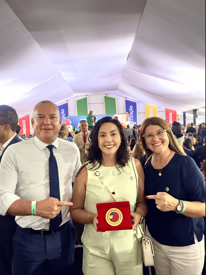 Prefeita de Ferraz, Priscilla Gambale, reebeu o prêmio em Brasília 