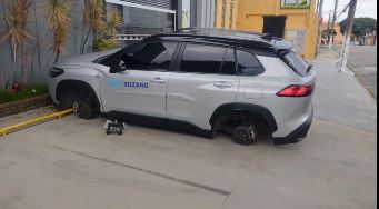 Imagens que circulam nas redes sociais mostram o veículo apoiado no chão, sem as quatro rodas e pneus. 