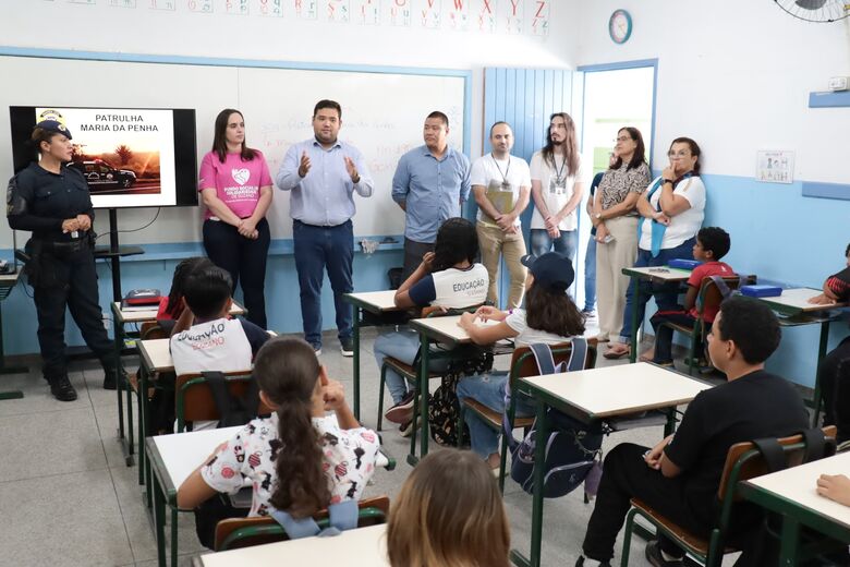 Prefeito Pedro Ishi, primeira-dama Déborah Raffoul Ishi e secretário Francisco Balbino dialogaram com crianças