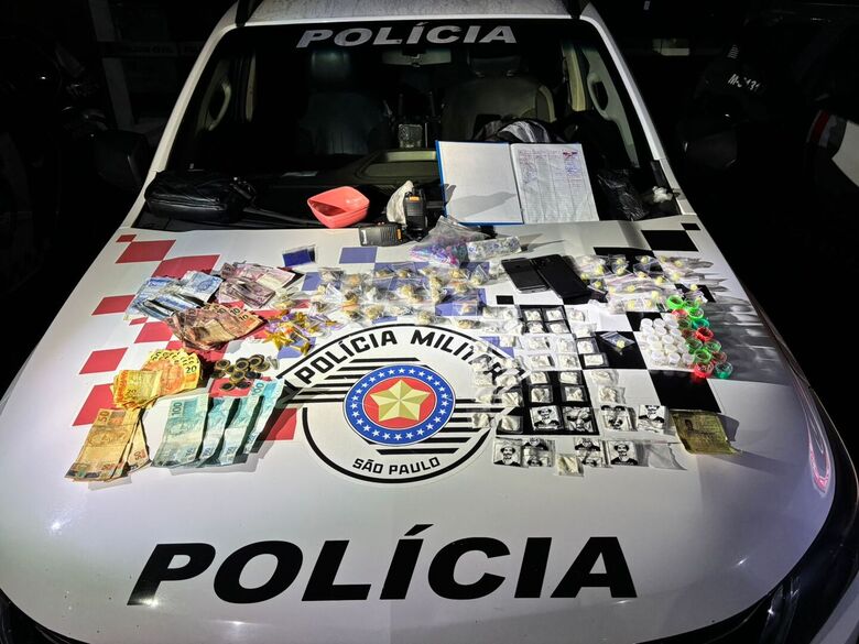 Foram encontrados 42 papelotes de cocaína, 56 potes com maconha e 24 potes com crack com o sujeito e em sua residência