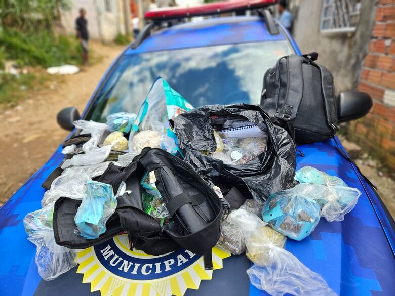 A ação contabilizou a apreensão de 7.430 porções de drogas, além de R$ 761 em espécie e materiais utilizados na contabilidade do tráfico.