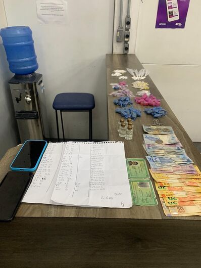 Foram apreendidos 35 invólucros de cocaína, 42 invólucros de crack, 68 invólucros de maconha e cinco frascos de lança-perfume