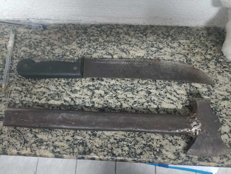 Ameaças foram feitas com um facão e uma machadinha
