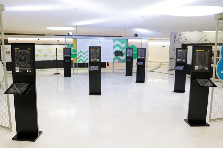 São 13 totens com obras construídas em braille