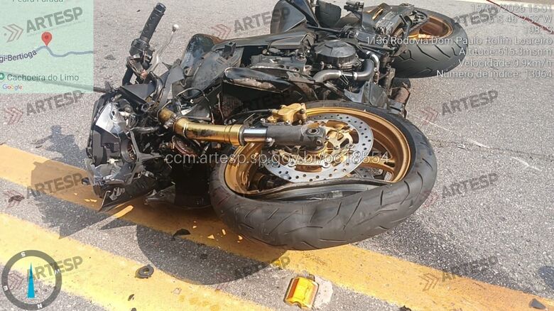 O condutor da moto morreu no local e a passageira da motocicleta foi socorrida e encaminhada ao Hospital de Bertioga