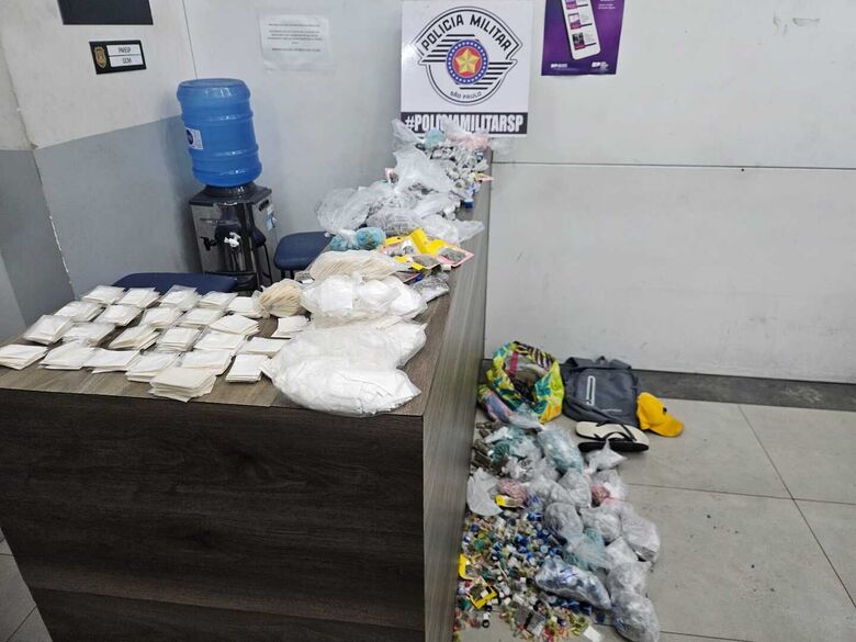 Segundo a polícia, foram apreendidos quase 10 quilos de drogas sendo 6,450 kg de maconha, 1,769 kg de cocaína e 1,618 kg de crack