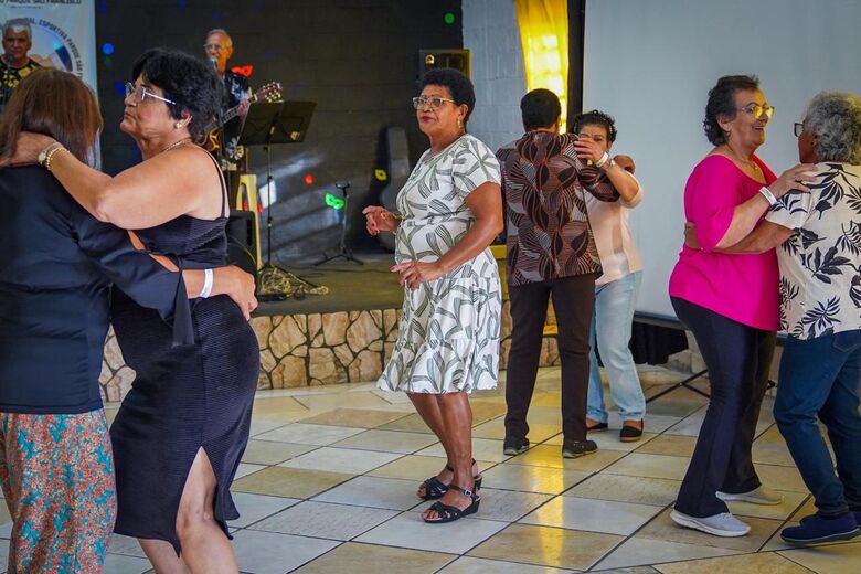 Conselho Municipal dos Direitos da Pessoa Idosa de Ferraz promove Baile 60+ com programação especial
