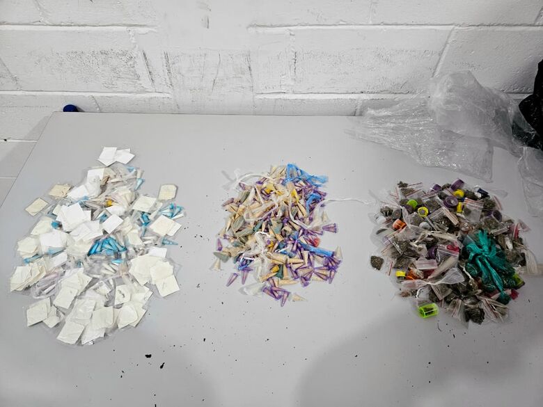 Na ação, foram apreendidas 3.805 porções de drogas, sendo 873 de maconha, 772 de crack e 2.260 de cocaína