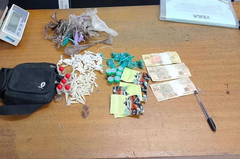 No local, foram apreendidas porções de crack, cocaína, maconha e lança-perfume, além de R$ 120 em dinheiro