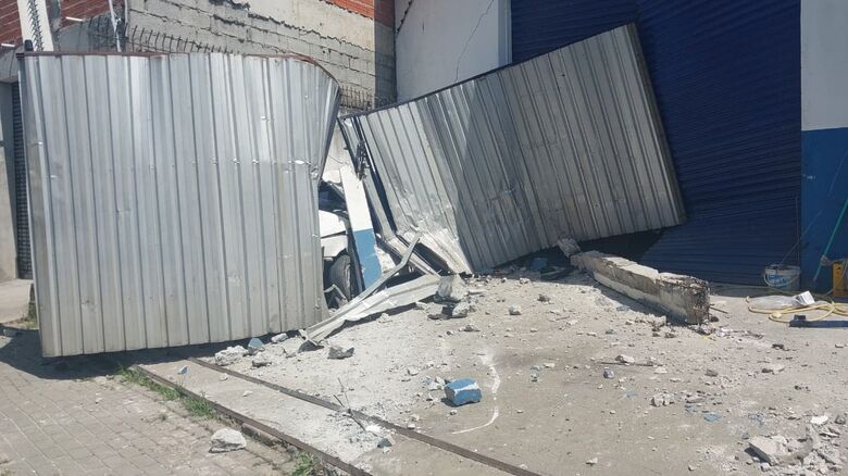 A colisão ainda danificou o muro e um carro que estava dentro da propriedade