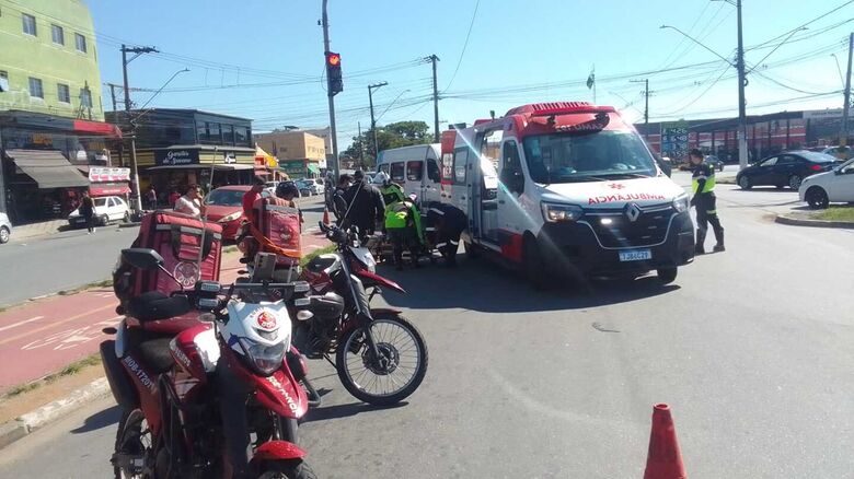 A motocicleta já foi retirada do local e a vítima foi socorrida pelo Samu