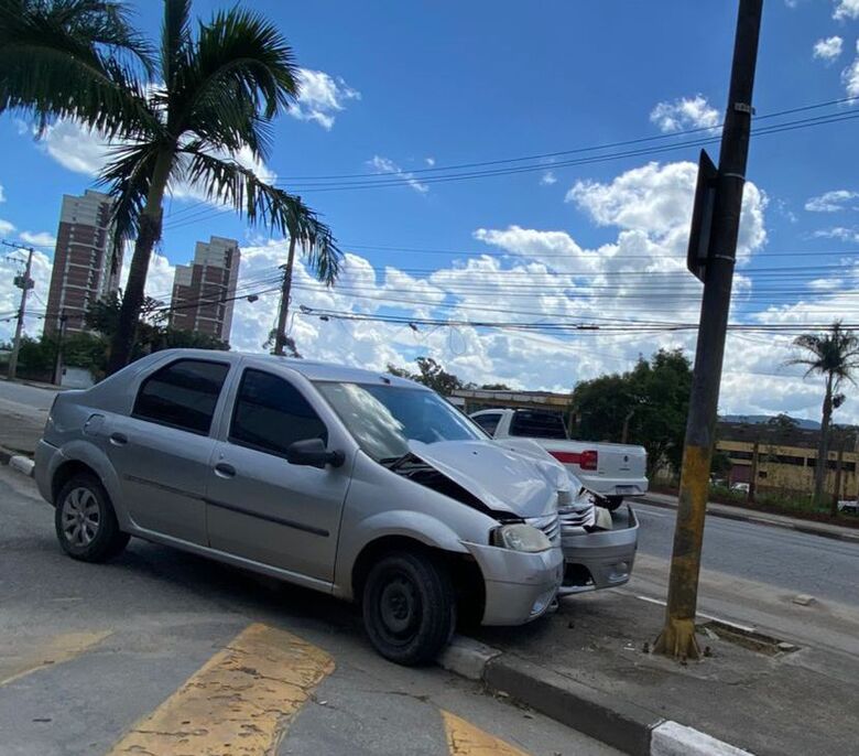 Veículo colidiu contra poste 