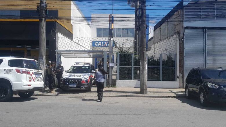 Um grupo de assaltantes armado invadiu, na manhã desta quinta-feira (26), uma agência da Caixa Econômica Federal na Avenida Vereador João Batista Fitipaldi, na Vila Maluf, em Suzano