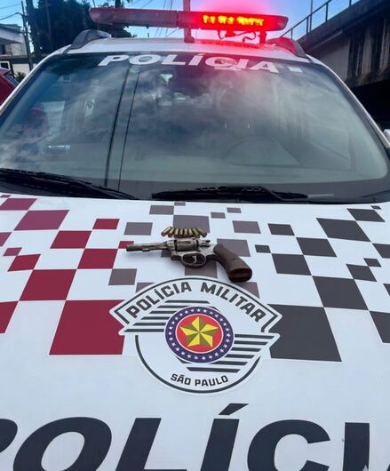 Os policiais localizaram um revólver calibre 38, acompanhado de oito munições do mesmo calibre