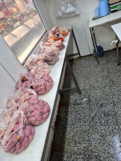 Procon de Ferraz descarta mais de 136 kg de produtos irregulares durante fiscalização em mercado