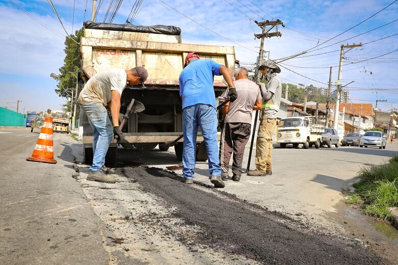 Prefeitura de Ferraz realizou serviços de recuperação asfáltica na Rua Lourenço Paganucci