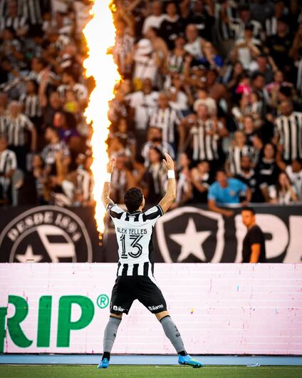 Alex Telles marcou o gol da vitória aos 45 minutos da etapa final