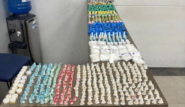 Guarda Civil Municipal de Mogi das Cruzes apreendeu 1.291 porções de entorpecentes em duas ocorrências registradas neste domingo (12/04), na Vila Brasileira 