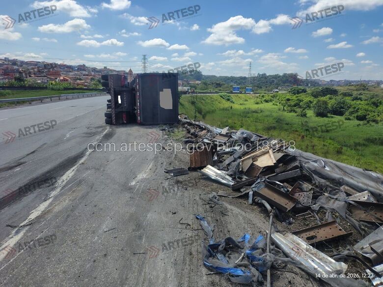 Carreta com 38 toneladas de sucata tombou 