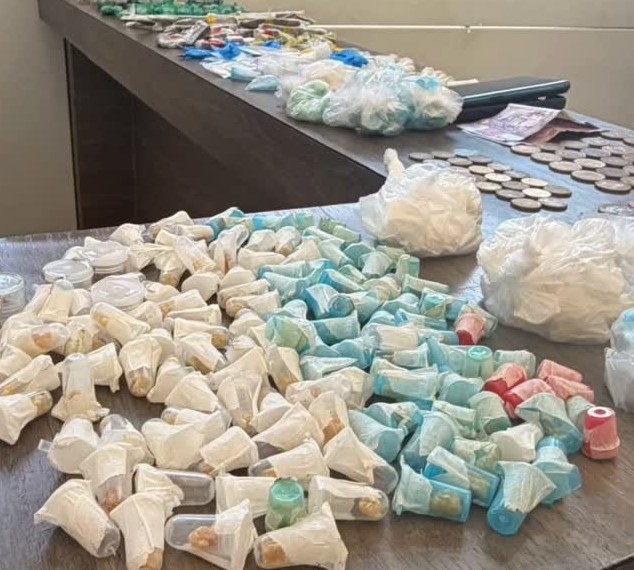 Segundo a Polícia, foram localizados 648,6 gramas de maconha, 191,9 gramas de cocaína e 192,6 gramas de crack