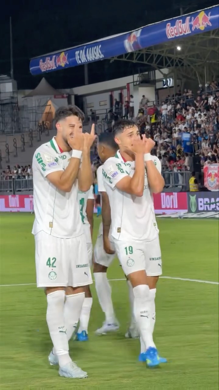 Palmeiras derrota Bragantino para manter liderança no Brasileiro