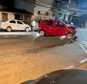 Imagens de uma câmera de segurança mostram o momento em que o carro, em alta velocidade, bateu nos outros veículos