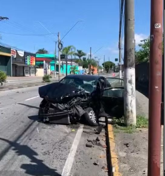 Um carro bateu em um caminhão do Corpo de Bombeiros e três pessoas ficaram feridas