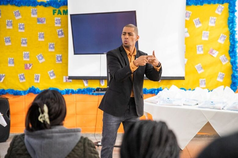 Dia Nacional de Libras: Ferraz oferece aulas gratuitas para servidores e pais de alunos surdos