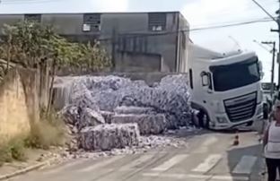 Ocorrência aconteceu por volta da 12h30 e o trânsito só foi liberado às 17h