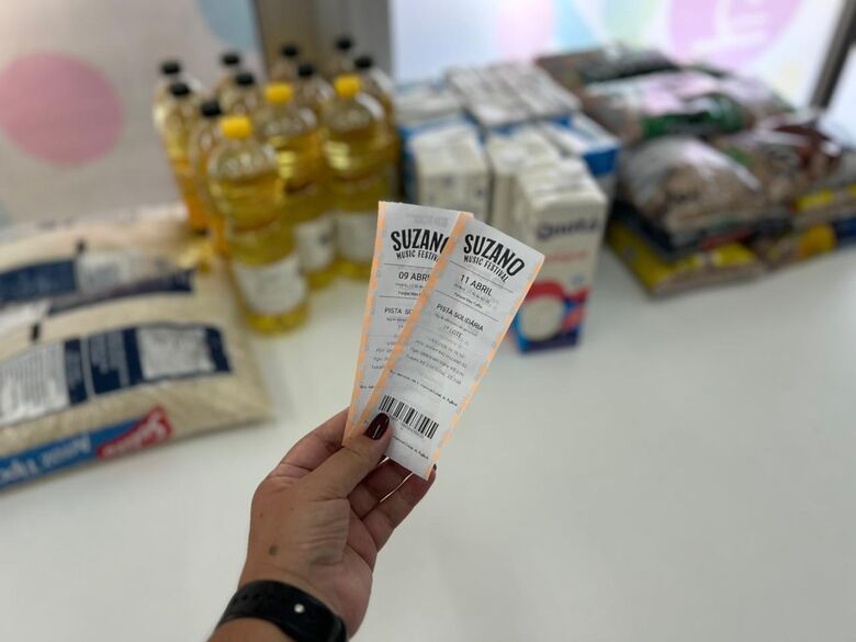 troca solidária funciona mediante a doação de alimentos específicos conforme a data da apresentação