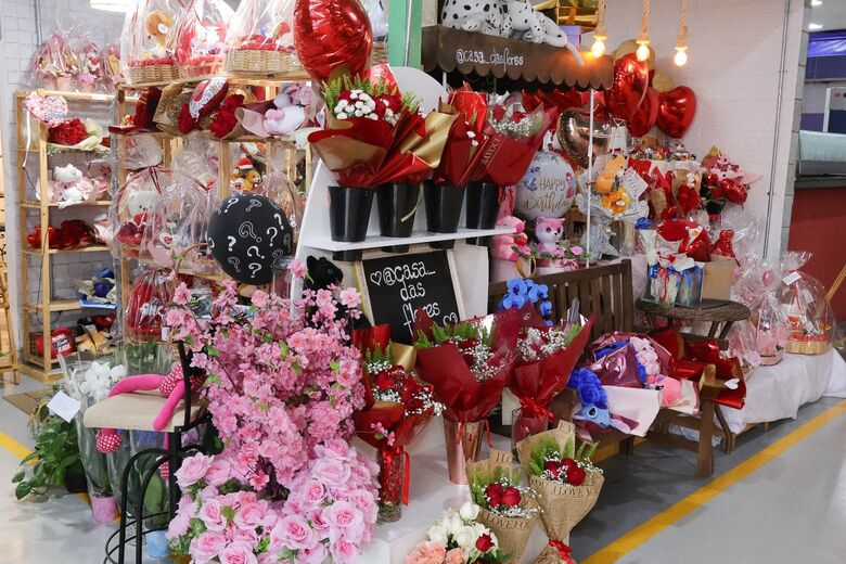 Arranjos florais seguem entre as principais escolhas para homenagear a data, movimentando estabelecimentos especializados
