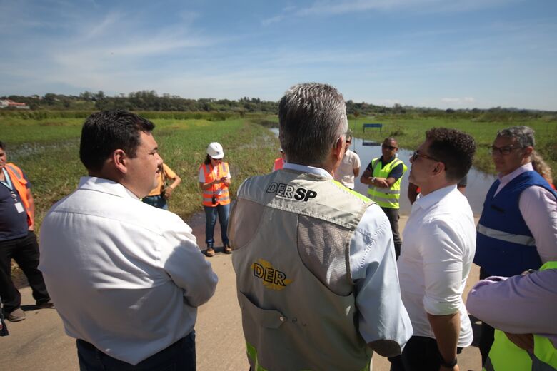 Prefeito vistoria estrada da Duchen com representantes do Estado e reforça pedido por alteamento