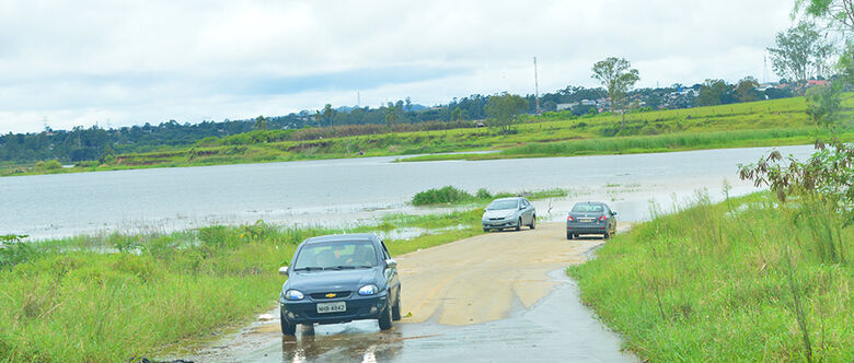 De acordo com os relatos, a via já fica parcialmente submersa em determinados momentos
