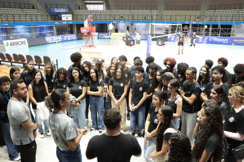 Secretaria de Governo promove visita de alunos da Etec ao treino do Suzano Vôlei