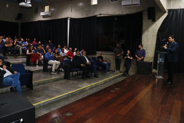 Secretário de Finanças, Itamar Viana, representou Suzano