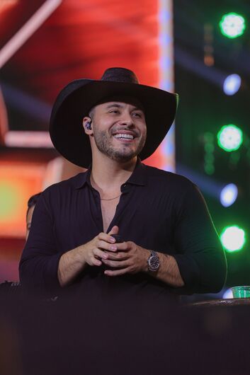 cantor Murilo Huff, dono de hits que acumulam milhões de visualizações, promete um show emocionante para o público da região