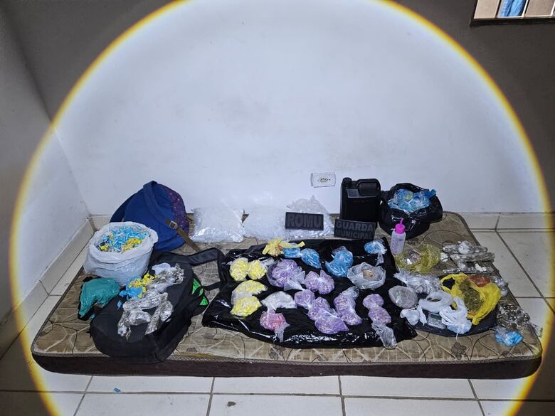 No total, foram recolhidas 2.401 porções de drogas