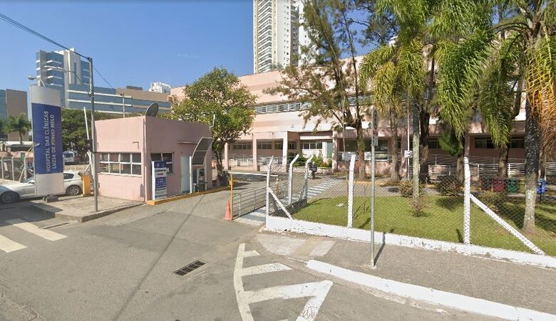 A vítima está internada no Hospital Luzia de Pinho Melo e passou por cirurgia, com retirada do baço e perfuração no pulmão, conforme relato médico