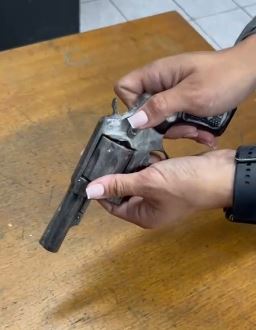 No local indicado pelo infrator, os agentes encontraram um revólver calibre .32 com a numeração suprimida e sem cartuchos ou munições