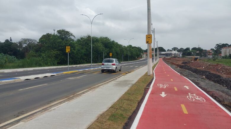 Instalações foram feitas próximas a rotatórias e faixas de pedestres para aumentar a segurança viária
