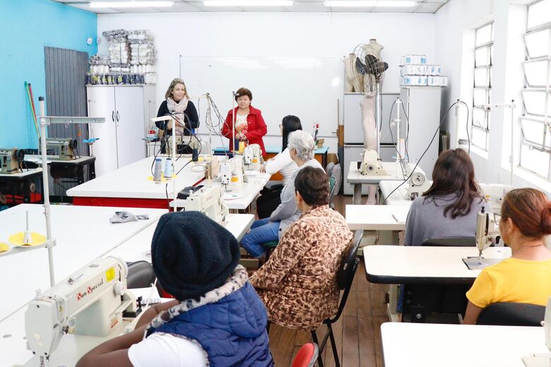 vagas disponíveis para moradores de Suzano interessados em qualificação na área de confecção