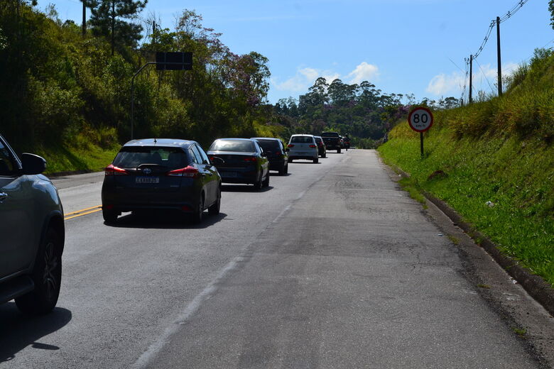 Mogi-Bertioga tem lentidão no feriado; 40 mil veículos passaram pela rodovia